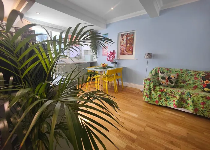 Self-Contained Flat, Off Street Parking Close To Town And Beach