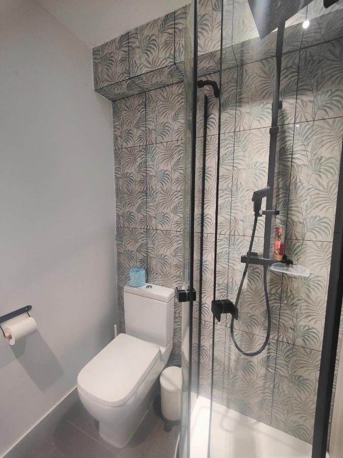Self-contained Flat, Off Street Parking Close To Town And Appartamento *