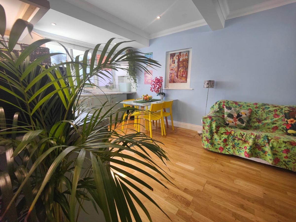 Self-contained Flat, Off Street Parking Close To Town And Appartement *